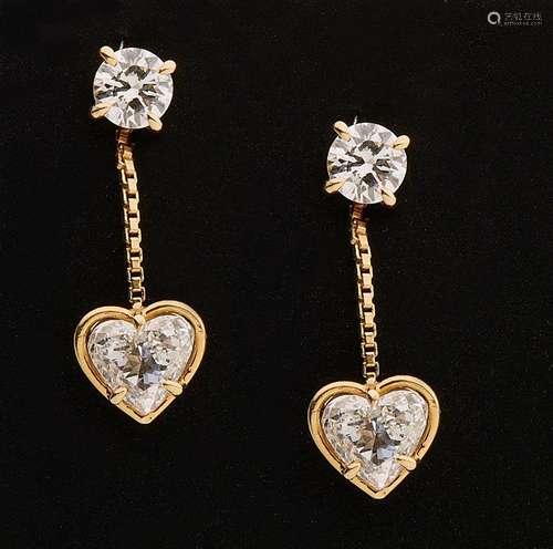 Paire de pendants d oreilles en or jaune 18K (750/°°), serti...