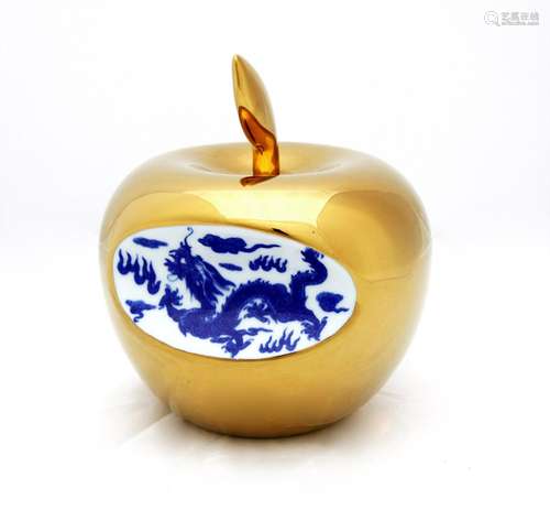 LI LIHONG (1974) APPLE CHINA (Gold), 2013 Céramique version ...