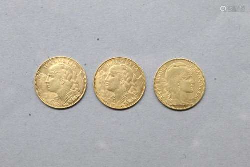 Lot de trois pièces en or de 10 francs comprenant : 
- Coq (...