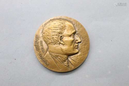 Médaille en bronze
Avers en rond de bosse : profil droit de ...