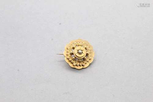 Broche en or jaune 18k (750) son centre serti d'une perl...