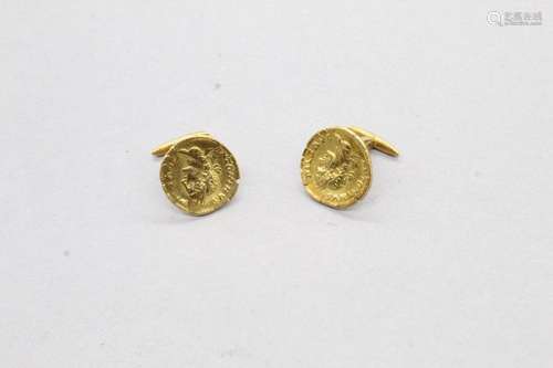 Paire de boutons de manchettes en or jaune 18K (750) figuran...