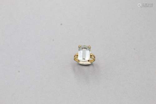 Bague en or jaune 18K (750) à décor d'une aigue marine r...