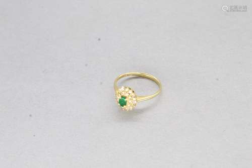 Bague marguerite en or jaune 18K (750) ornée d'une émera...