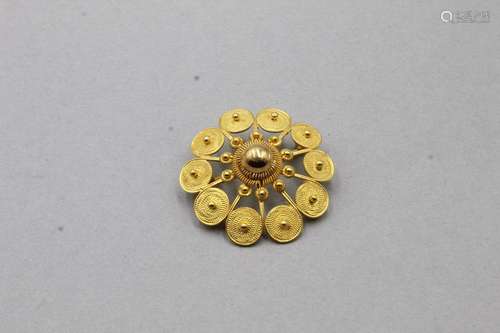 Broche en or jaune 18K (750) filigranné en forme de fleur st...