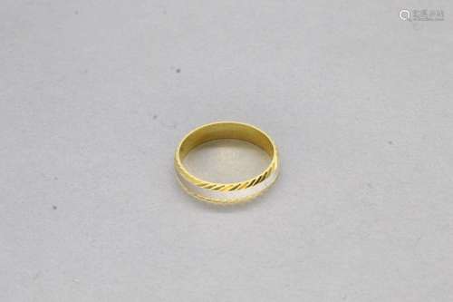 Bague en or jaune 18K (750) à décor d'une bande amatie e...