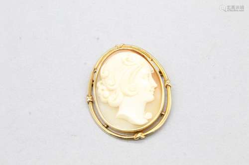 Broche en or jaune 18k (750) ornée d'un camé coquille au...