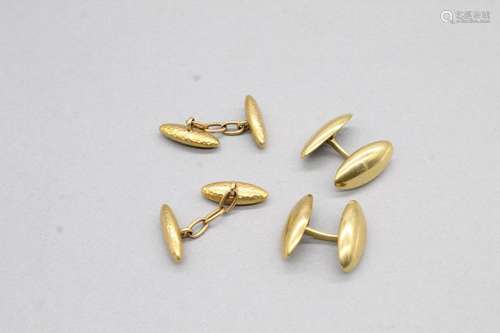 Deux paires de boutons de manchette en or jaune 18k (750)