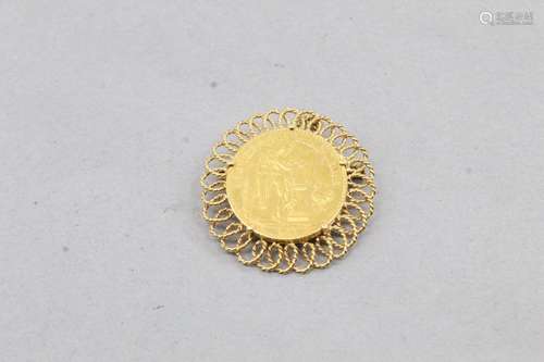 Broche en or jaune 18k (750) ornée d'une pièce en or de ...