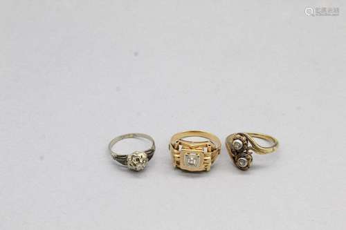 Lot de trois bagues en or jaune 18k (750) et platine compren...