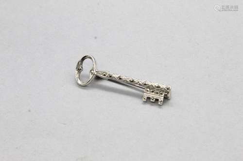 Broche clé en or gris 18k (750) ornée de marcassite