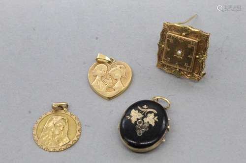 Lot de trois pendentifs et une broche en or jaune 18k (750)