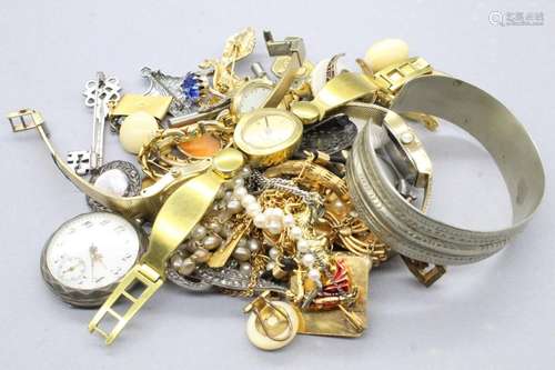 Lot de bijoux fantaisies comprenant montres, broches etc