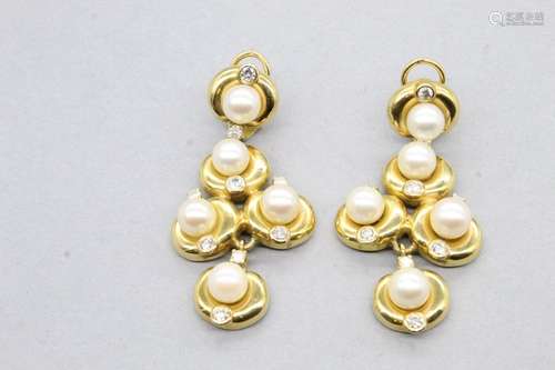 Paire de pendants d'oreilles en or jaune 18k (750) ornée...