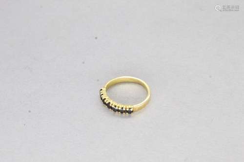 Bague en or jaune 18k (750) ornée d'un rang de saphirs r...