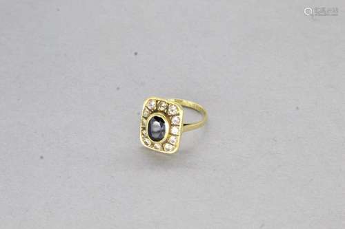 Bague en or jaune 18k (750) ornée d'un saphir ovale dans...