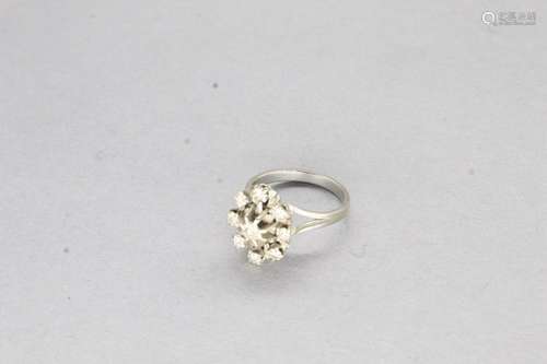 Bague fleur en or gris 18k (750) ornée de diamants