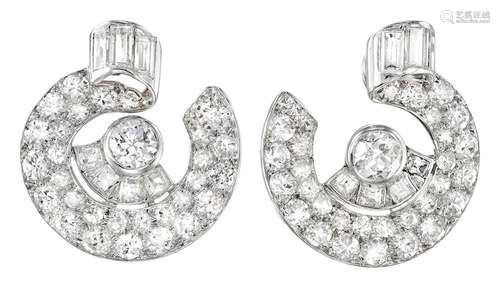 PAIRE DE CLIPS D'OREILLES ART DECO