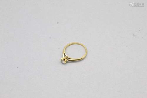 Solitaire en or jaune 18k (750) orné d'un diamant rond