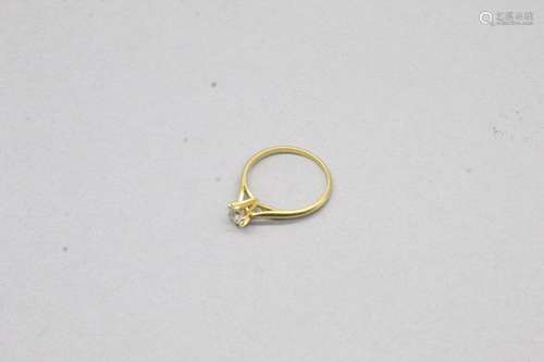 Solitaire en or jaune 18k (750) orné d'un diamant rond