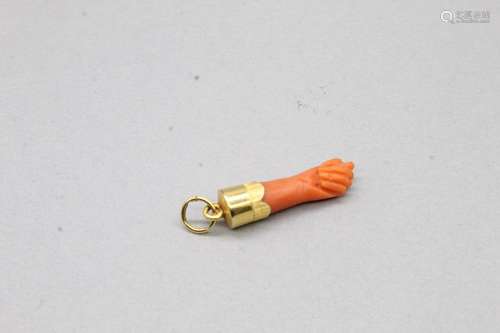 Broche en or jaune 18k (750) et corail stylisant une main