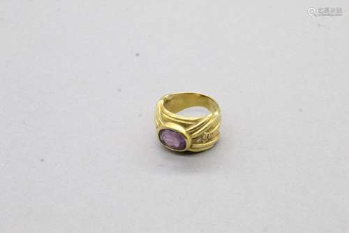 Bague en or jaune 18k (750) retenant une améthyste ovale et ...