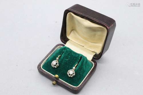 Paire de dormeuses en or jaune et gris 18k (750) et diamants...