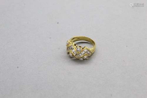 Bague en or jaune 18k (750) ornée de diamants ronds et princ...