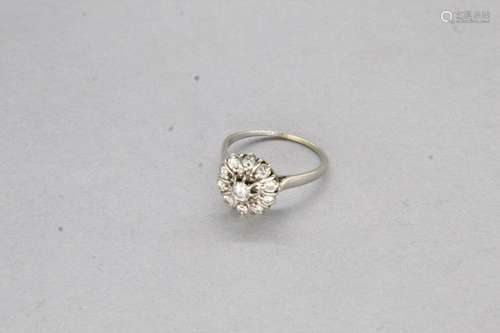 Bague fleur en or gris 18k (750) ornée de diamant rond taill...