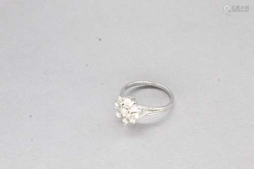 Bague fleur en or gris 18k (750) ornée de diamants ronds tai...