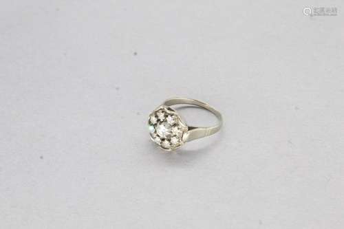 Bague fleur en or gris 18k (750)  ornée de diamants