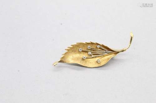 Broche feuille en or jaune 14k (585) guilloché ornée de six ...