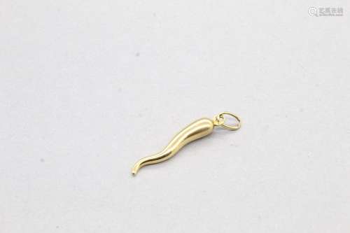 Pendentif en or jaune 18k (750) figurant un poivron