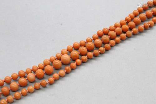 Collier trois rangs en boules de corail, la ligne centrale e...