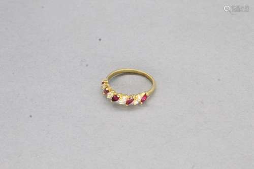 Bague en or jaune 18K (750) sertie de rubis forme navette et...