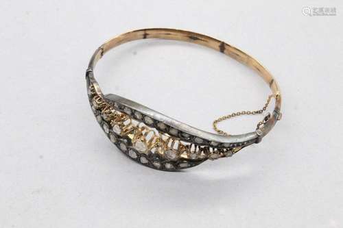 Bracelet en or jaune et argent formé de trois rangs réunis o...