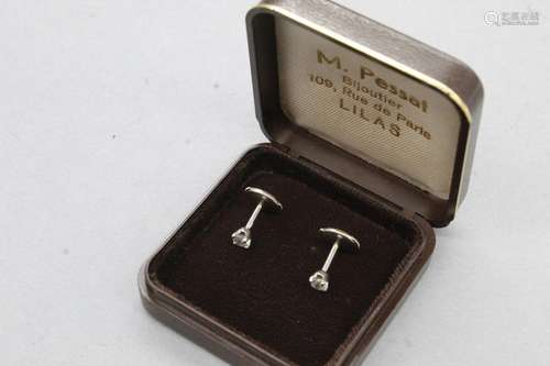 Paire de clous d'oreilles en or gris 18k (750) ornés cha...