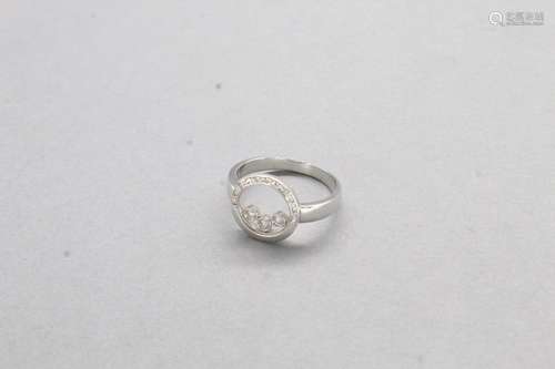 1039 CHOPARD (Dans le goût de)
Bague en or gris 18K (750) de...