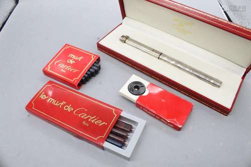 MUST DE CARTIER
Modèle trinity, stylo plume
Signé et numérot...