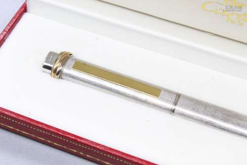 MUST DE CARTIER
Modèle trinity, stylo bille