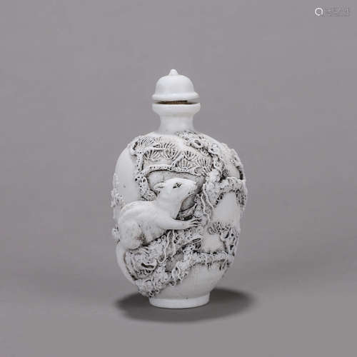 A squirrel carved porcelain snuff bottle