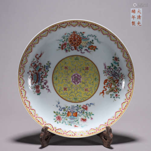 A famille rose flower porcelain plate