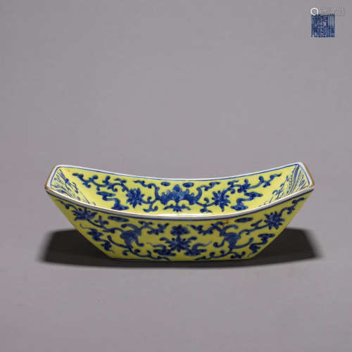 A yellow glazed blue and white dragon and phoenix porcelain ...