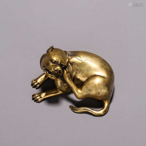 A gilding copper beast paperweight