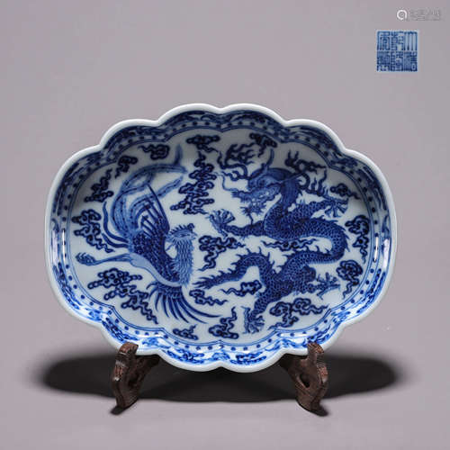 A blue and white dragon and phoenix porcelain brush washer