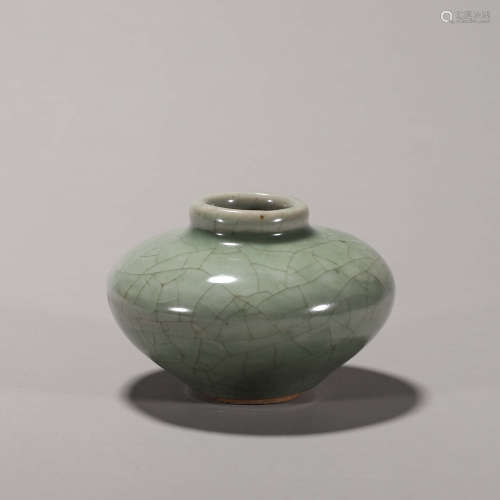 A Longquan kiln porcelain jar