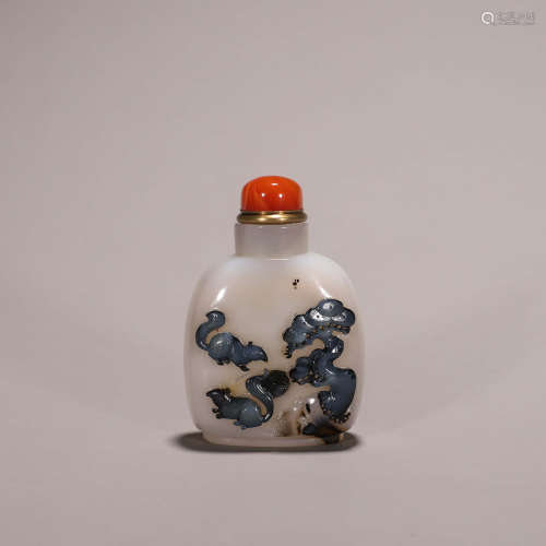 A squirrel patterned agate snuff bottle