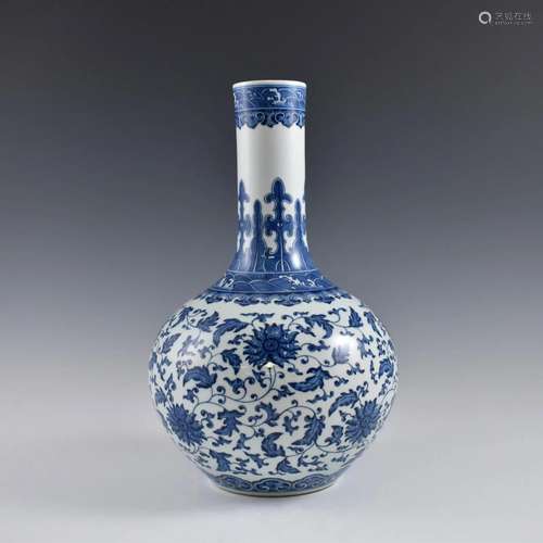 QING BLUE AND WHITE WRAPPED FLORAL REWARD VASE