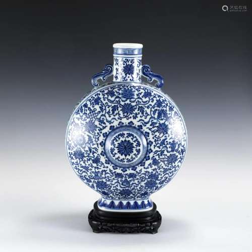 CHINESE QIANLONG BLUE-AND-WHITE MOON HOLDING VASE