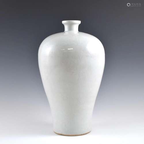 MING BLANC DE CHINE SGRAFFITO DARGON MEIPING JAR